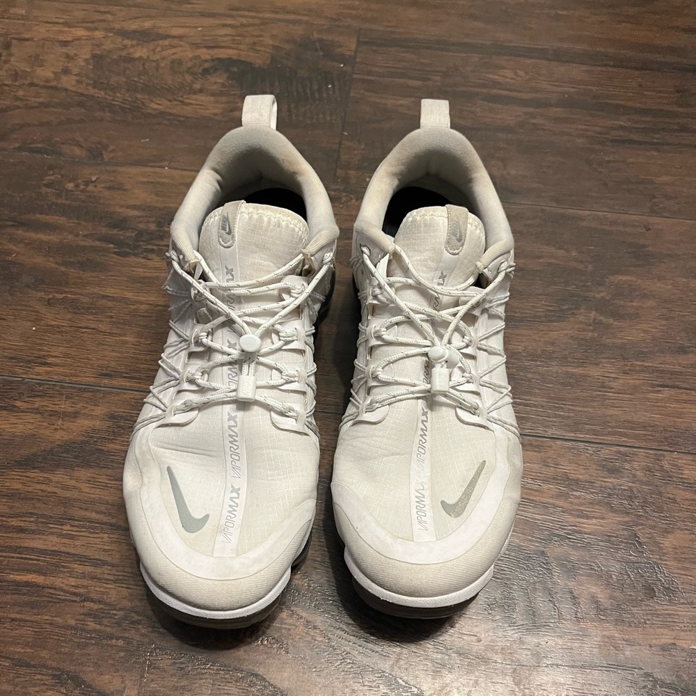 Nike vapor max women’s white shoes. Size 9 but they fit more like an 8.5.